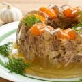 Рецепты вкусного холодца: из свиных ножек и рульки, говядины и курицы