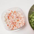 Salada com palitos de caranguejo, brócolis e pimentão